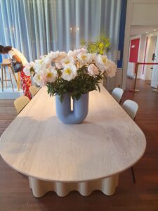 Muuto-u-formede-Kink-vase-i-porcelaen