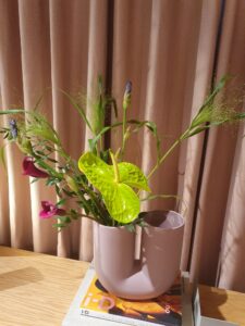u-formede Kink-vase i porcelaen fra Muuto