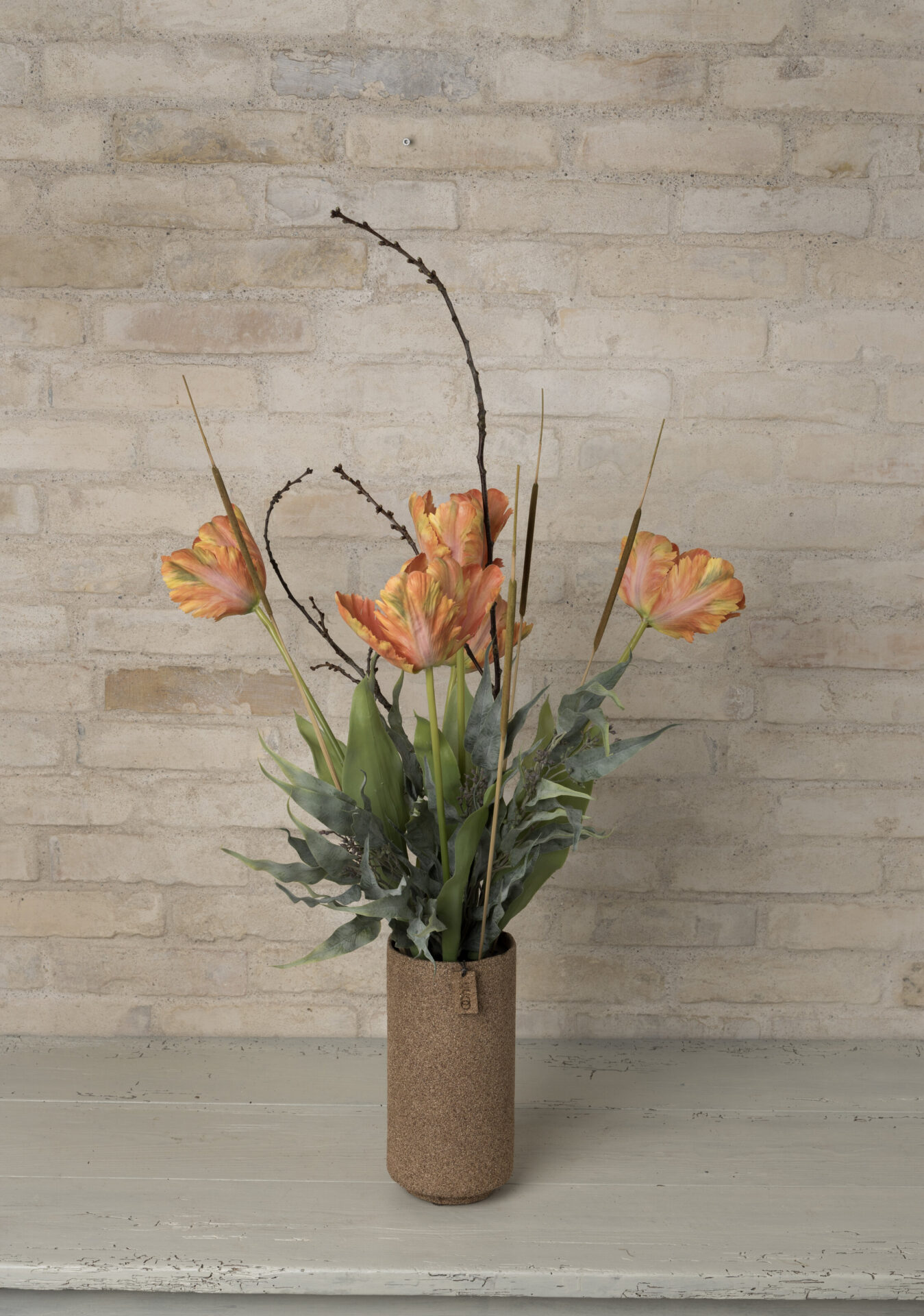 Vase med kunstige tulipaner